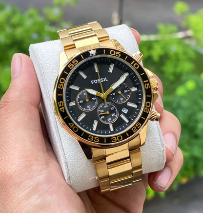 This 45 mm Fossil Bannon features a black satin dial, chronograph movement and full golden metal strap* ✅
