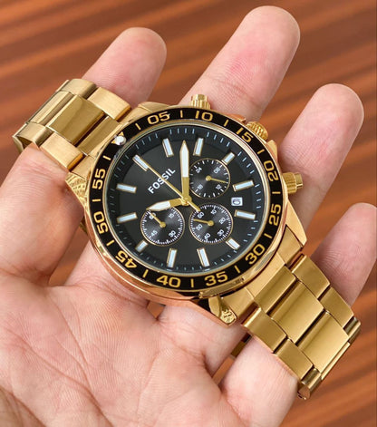 This 45 mm Fossil Bannon features a black satin dial, chronograph movement and full golden metal strap* ✅