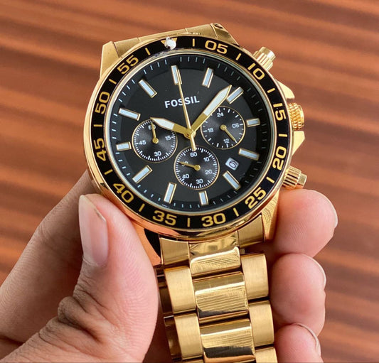 This 45 mm Fossil Bannon features a black satin dial, chronograph movement and full golden metal strap* ✅