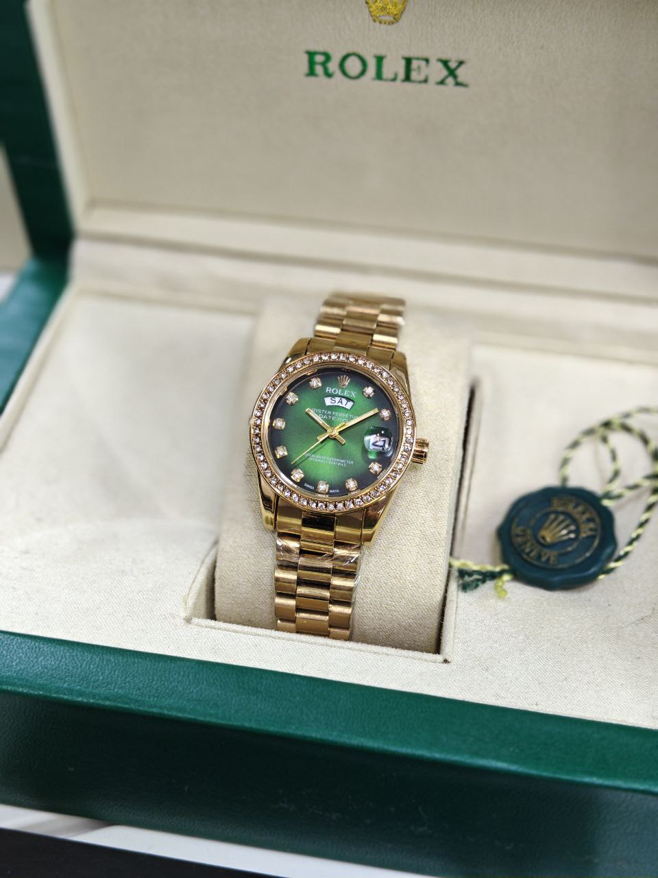 *The exceptional precision, reliability, legibility and presence of this prestigious model has made it the ultimate status watch.* ✅