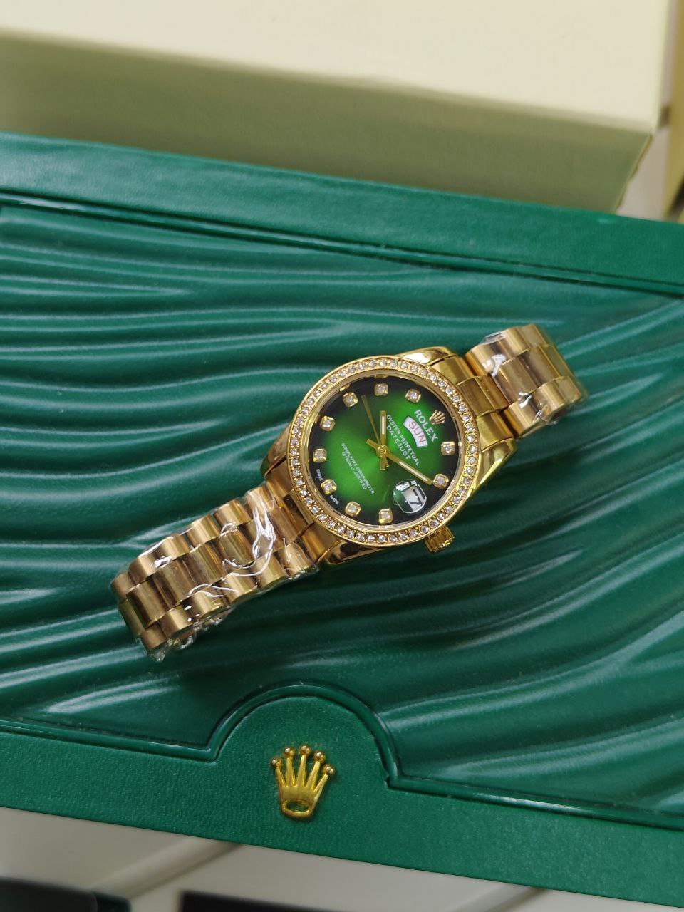 *The exceptional precision, reliability, legibility and presence of this prestigious model has made it the ultimate status watch.* ✅