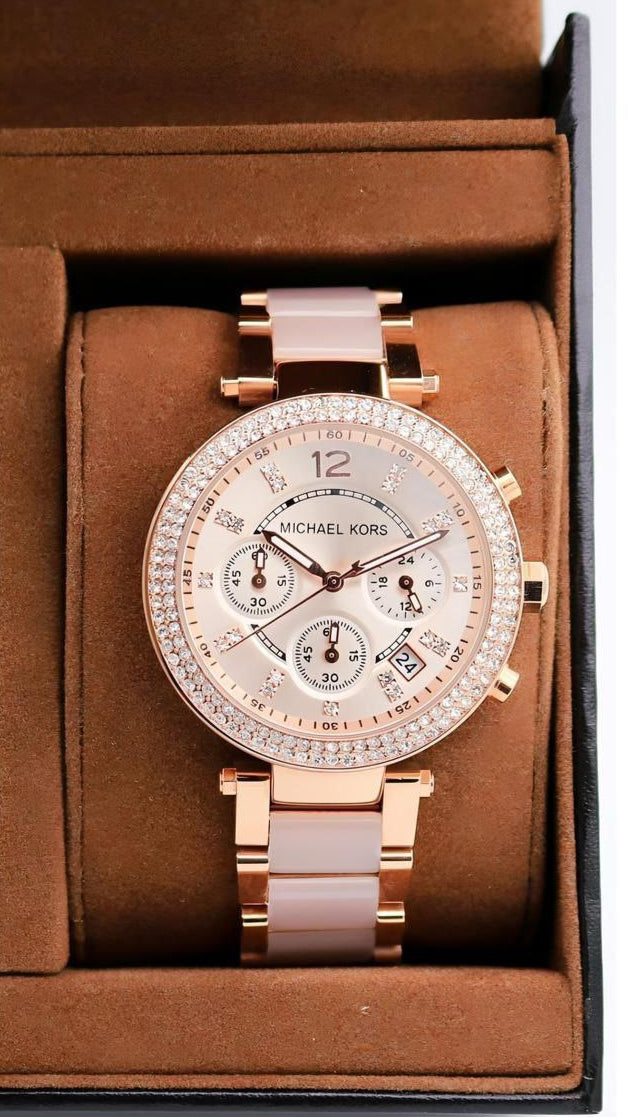 *Perfectly made for outgoing and active ladies, this Michael Kors modern and stylish watch would be a great accessory for you.* ✅
