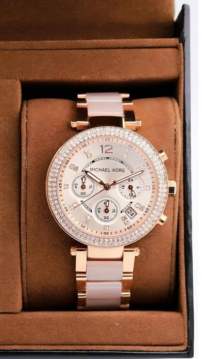 *Perfectly made for outgoing and active ladies, this Michael Kors modern and stylish watch would be a great accessory for you.* ✅