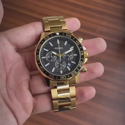 This 45 mm Fossil Bannon features a black satin dial, chronograph movement and full golden metal strap* ✅